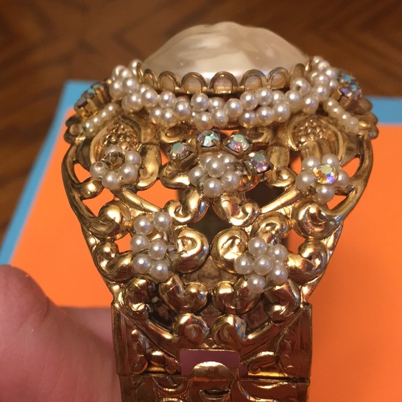 Gorgeous Vintage Clamp Bracelet With Faux Pearls and Aurora Borealis Stones - Picture 8 of 8